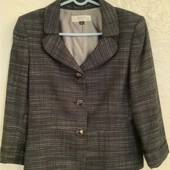Tahari Jackets & Blazers - Taharia blazer
